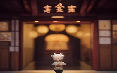 博物馆展厅内专业策展人正在布置古典祼体雕塑展览，灯光精心设计观感高雅